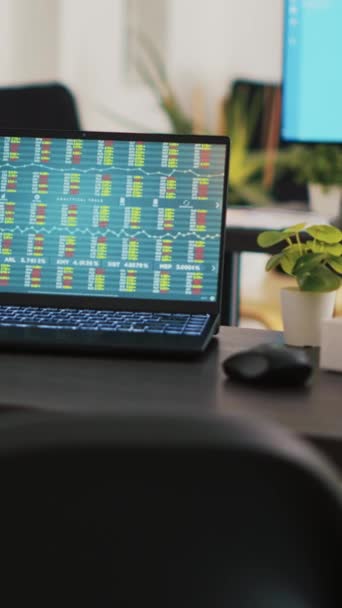 Vídeo Vertical Documentação Empresa Laptop Com Dados Mercado Ações Coletados — Vídeo de Stock
