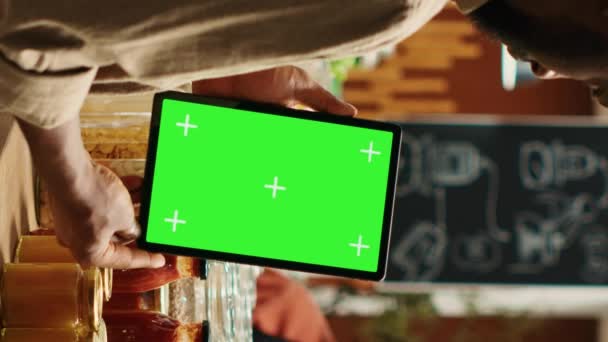 Verticale Video Afrikaanse Amerikaanse Client Holding Tablet Met Greenscreen Lay — Stockvideo