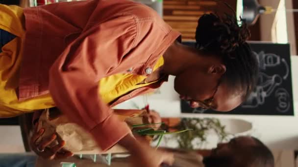 비디오 여성은 상자에서 현지에서 야채를 시장에서 식료품 쇼핑을가는 다채로운 성숙한 — 비디오