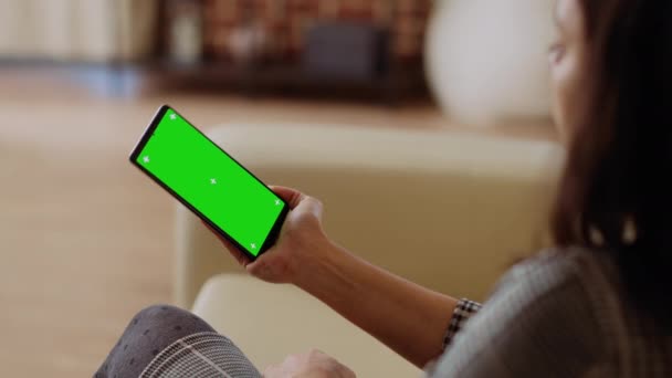 Wanita Menggunakan Layar Hijau Fungsi Smartphone Giroskop Sambil Duduk Sofa — Stok Video