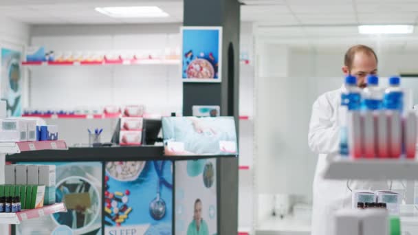 Lékárník Skenuje Krabice Léčivými Přípravky Zdravotnickém Obchodě Pracuje Kontrole Zásob — Stock video