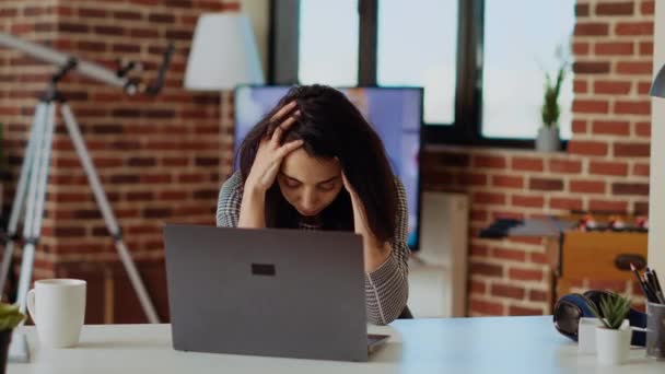 Mulher Autônoma Sentindo Mal Lutando Para Concentrar Enquanto Trabalhava Casa — Vídeo de Stock