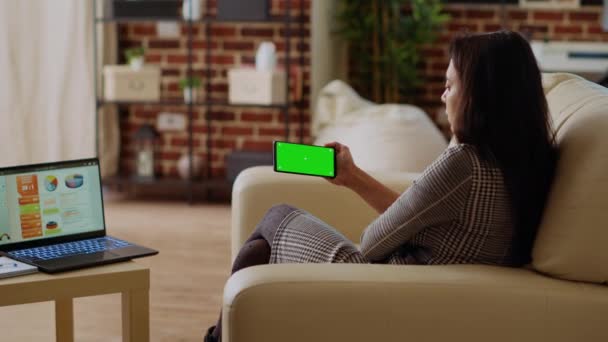 Funcionário Remoto Olhando Para Smartphone Tela Verde Enquanto Otimiza Gráficos — Vídeo de Stock