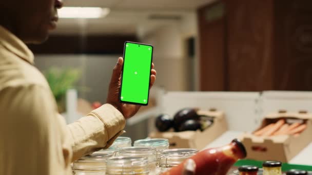 Afro Amerikaanse Winkelier Met Telefoon Met Greenscreen Lokale Supermarkt Met — Stockvideo