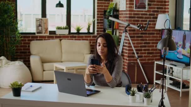 Teleworker Verificar Suas Notificações Telefone Casa Frente Laptop Tendo Pausa — Vídeo de Stock