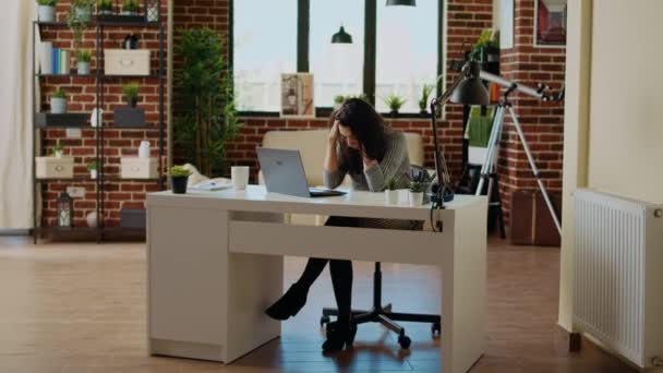 Mulher Autônoma Sentindo Mal Lutando Para Concentrar Enquanto Trabalhava Casa — Vídeo de Stock
