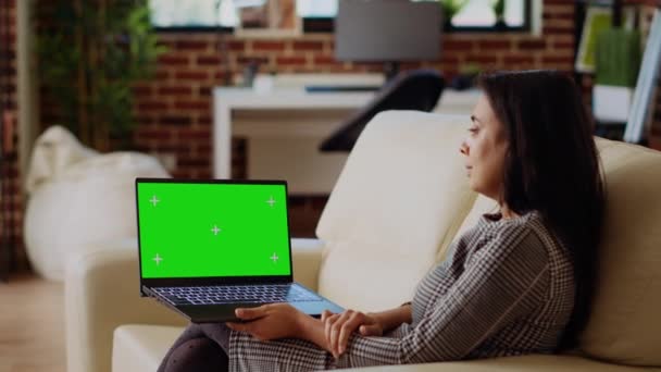 Yeşil Ekran Dizüstü Bilgisayarında Video Konferansında Sahibi Görevleri Ekibe Devrediyor — Stok video