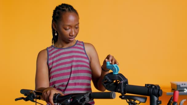 Africano Americano Mulher Criação Bicicleta Reparação Stand Usá Para Ajustar — Vídeo de Stock