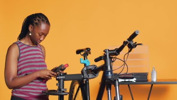 Bozuk Müşteri Bisikletini Stüdyo Geçmişini Tamir Etmeye Başlamadan Önce Afrikalı — Stok video