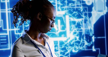 Dizüstü bilgisayarda gülümseyen Afro-Amerikan geliştirici programlama senaryolarının portresi, yapay zeka uygulamaları için kodların manipüle edilmesi, yapay zeka öğrenimi,