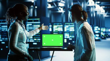 Afrika kökenli Amerikalı yönetici ve meslektaşı yapay zeka paralel işlemlerini uygulamak için dizüstü bilgisayar kullanıyor. Uzmanlar, yapay zeka sistemlerinin makine öğrenmesini sağlayan krom anahtar aygıtı üzerinde çalışırlar