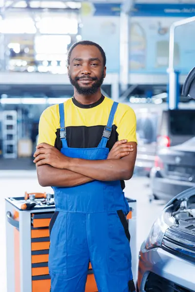 Portrait Proud Bipoc Serviceman Auto Repair Shop Tasked Changing Cars — Stock Photo, Image