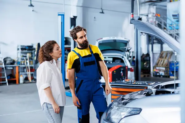 Mechanic Auto Repair Shop Conducts Annual Vehicle Checkup Informing Customer — Stock Photo, Image
