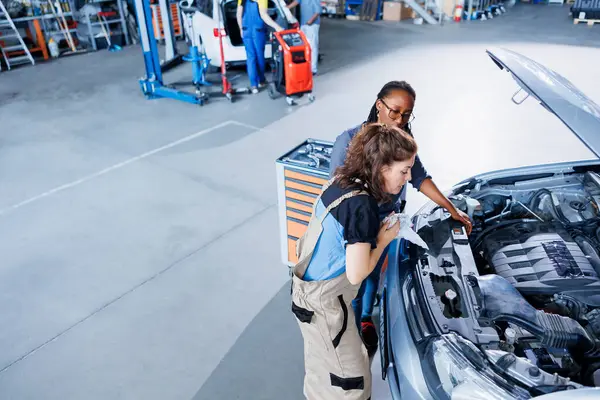 Técnico Especializado Garagem Acabamento Consertar Carro Para Mulher Bipoc Olhando — Fotografia de Stock