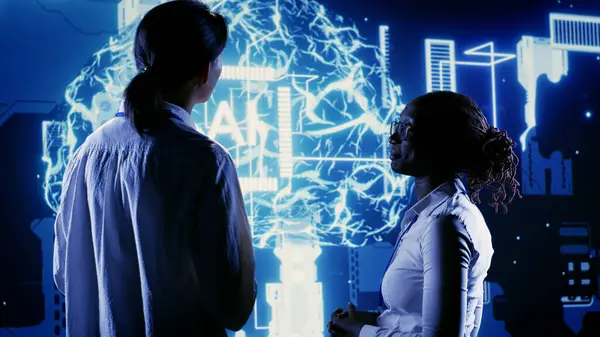 Funcionários Licenciados Olhar Para Holograma Inteligência Artificial Simulação Cérebro Humano — Fotografia de Stock
