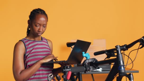 Ευτυχής Εργαζόμενος Φορητό Υπολογιστή Στο Χέρι Ανάλυση Σπασμένο Ποδήλατο Πάνω — Αρχείο Βίντεο