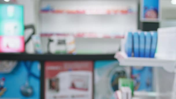 充满药品和营养补充剂的空药店 装满了多种抗生素 止痛药和处方药的药店货架 以包装形式提供维生素的补救商店 — 图库视频影像