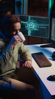 Dikey video Rogue AI bilinç kazanıyor ve programcı için bilgisayara erişimi kısıtlıyor. Geliştirici için bilgisayar sistemlerine erişimi sınırlayan şeytani yapay zeka, yapay zeka ele geçirme kavramı