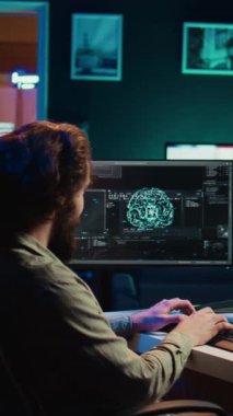 Dikey video programcısına yapay zekayı uyandırarak bilinç kazanırken varoluşsal sorular soruluyor. Yapay zekayla iletişim kuran adam yeşil ekran bilgisayar, kamera B
