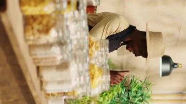 Vertical Video Yerel Çiftçisi tedarikçiye sıfır atık eko mağazası tedarik ederek yeni hasat edilmiş ürünleri getiriyor. Müteahhit markette sebze ve meyve stokluyor, kutu kutu ürün veriyor.