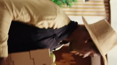 Dikey Video İşletme sahibi taze meyve ve sebze kutularını stokluyor ve mağazadan alışveriş yapan kadınlara organik yetişmiş ürünler sunuyor. Afrikalı Amerikalılar vejetaryen yemekleri hakkında sohbet ediyorlar.