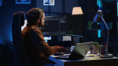 Yazılım programcısı kodlamaya ara veriyor, kulaklık takıyor ve uzaktan vardiya sırasında masa sandalyesine uzanıyor. Bilişim uzmanının görevlerini durdurması, müzik dinlemesi, gevşemesi, kamera A