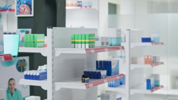 空のドラッグストアに表示される処方薬の箱は 顧客が医療カバレッジの下で購入または含めるのを待っています 栄養製品と医薬品を搭載した薬局 — ストック動画