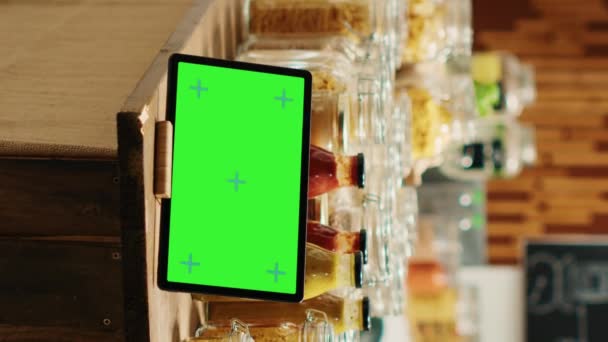 식료품점에서 태블릿에 표시된 비디오 스크린 디스플레이는 발자국과 친화적 농업을 지원합니다 — 비디오