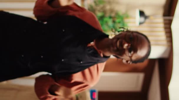 Vertical Video Afroamerikanischer Verkäufer Der Verschiedene Nudelsorten Gläsern Präsentiert Und — Stockvideo