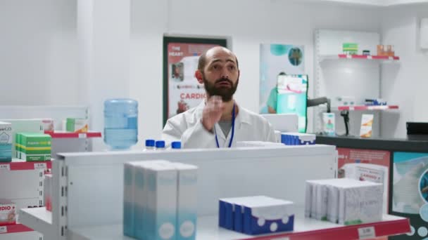 Gyógyszerész Leltárt Készít Hologram Kivetítéssel Gyógyszeres Dobozokat Kiegészítőket Számolva Gyógyszertár — Stock videók