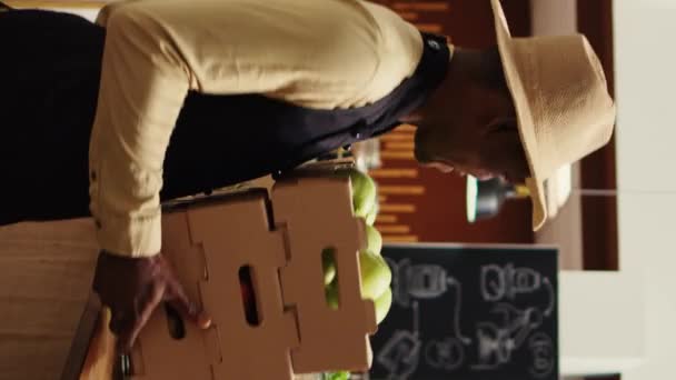 Vídeo Vertical Vendedor Local Colocando Caixas Com Frutas Recém Colhidas — Vídeo de Stock