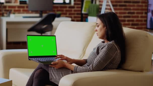 让待在家里的女商人自由自在地使用独立的屏幕笔记本电脑来完成各种工作任务 远程工作的印度人坐在舒适的沙发上 在模拟笔记本电脑键盘上输入数据 — 图库视频影像
