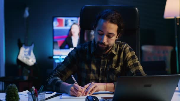 Vzdálený Zaměstnanec Pracující Domácí Kanceláři Čte Informace Notebooku Zapisuje Notebooku — Stock video