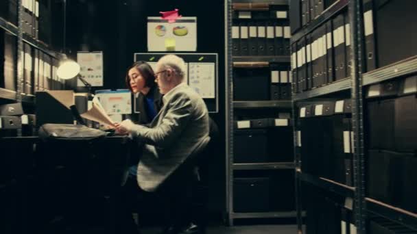 에이전트는 새로운 단서를 발견하기 기록을 아카이브 룸에서 일하는 단계를 전략화합니다 — 비디오