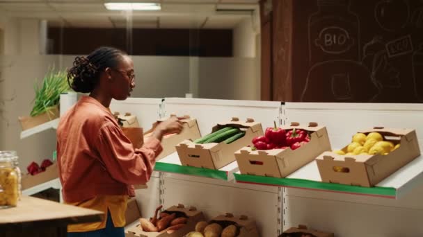 상자에서 신선하게 야채를 채식주의자 폐기물 상점에서 식료품 아프리카계 미국인 고객이 — 비디오