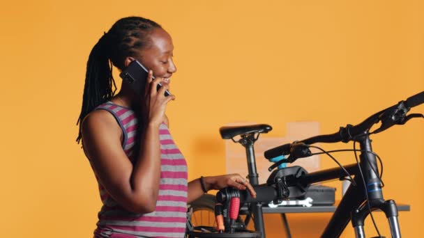 Женщина Разговаривает Телефону Техником Просит Помощи Починке Неисправного Велосипеда Студийного — стоковое видео