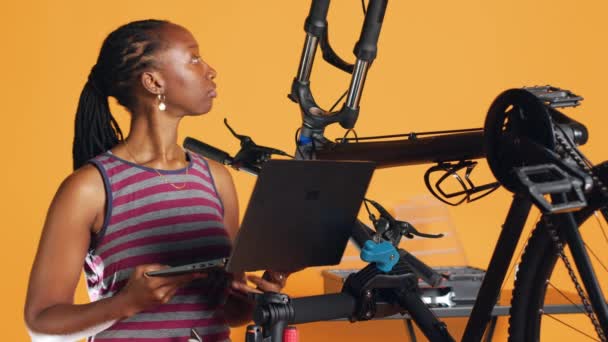 Ingénieur Afro Américain Effectuant Entretien Vélo Dans Atelier Réparation Arrière — Video