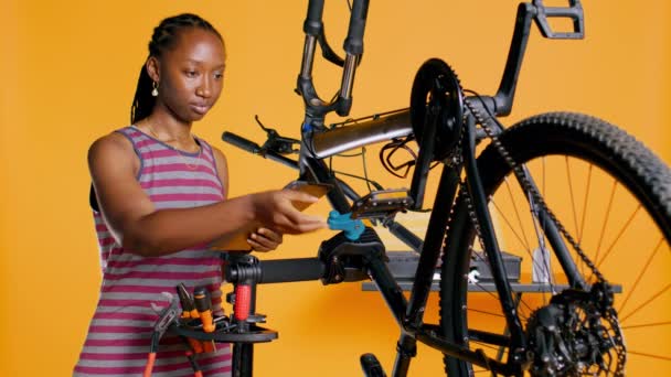 Ingeniero Con Tablet Mano Analizando Bicicleta Dañada Sobre Fondo Estudio — Vídeo de stock