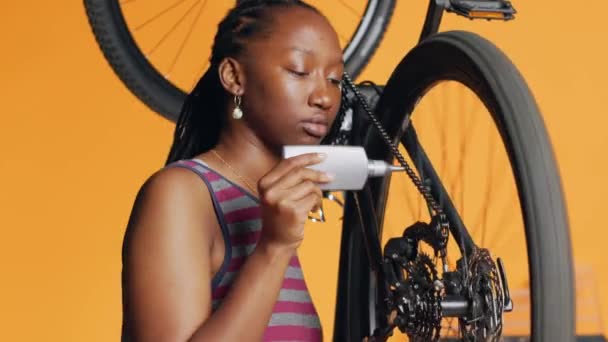 Znalý Opravář Používající Speciální Lepidlo Rekondici Rozbitého Cyklistického Řetězu Oranžové — Stock video
