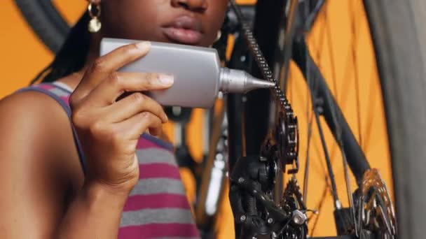 Специалист Bipoc Использующий Специальную Смазку Ремонта Скрипучей Велосипедной Цепи Оранжевого — стоковое видео