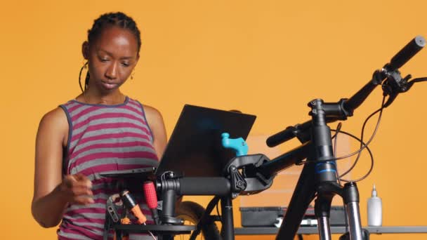 Τεχνικός Επισκευής Χαμογελαστού Ποδηλάτου Συνεργείο Στο Στούντιο Ψάχνει Στη Λίστα — Αρχείο Βίντεο