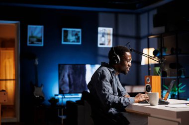 Afrikalı Amerikalı bir adam web tabanlı araştırma kurslarına bir şirketin işlerini nasıl yürüteceğini öğrenmek için kaydoluyor. Serbest çalışan yönetici stajyeri evde online seminere katılıyor..