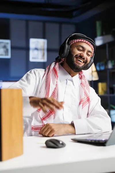 Müslüman Adam Internetteki Iletişim Araştırma Için Kablosuz Teknolojiden Faydalanıyor Bir — Stok fotoğraf