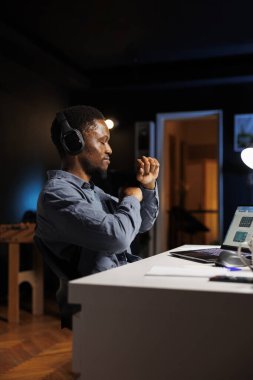 Personel üyesi evde çalışmayı, şarkılar dinlemeyi ve şirket ile ilgili konularla ilgilenmeyi sever. Operatör, sermaye fonu bilgilerinin yanı sıra mali analizi de gözden geçiriyor.