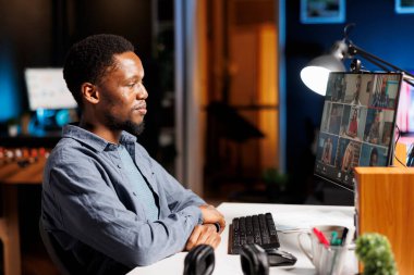 Başlangıç ekibi çevrimiçi video görüşmesi üzerinde birlikte çalışıyor, internet ağ bağlantısı üzerinden görevleri uzaktan çözüyor. Yönetici ve çalışanlar video konferansında buluşup sorular soruyorlar..