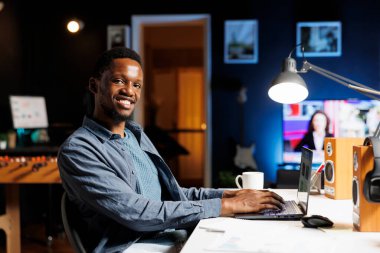 Ekonomik durum üzerinde uzaktan çalışma yapan finans uzmanı, çevrimiçi raporlarla aylık gelir dengesini analiz ederek iş karını artırmaya çalışıyor. Analist yeni yatırım için bütçe hazırlıyor.