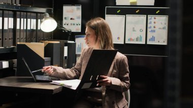 Kararlı bayan dedektif soruşturmayı ofis alanında dizüstü bilgisayarla yürütüyor. Adli analiz ve delil dosyalarını incelemek için olay odasında teknolojiyi kullanan bir polis memuru..
