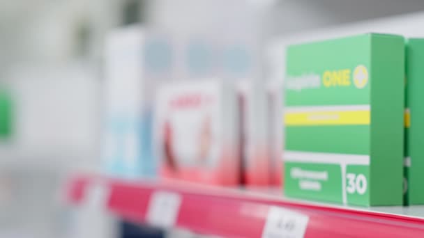 药物柜 处方药包或在空药店销售的疾病治疗盒的选择性重点 药品和补充剂的种类 医疗保险 — 图库视频影像