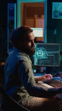 Dikey Videocu, zihni sanal bilgisayar dünyasına aktarmak için EEG kulaklığı takar ve yapay zeka ile bir olur. Mühendis aktarmak için fütürist nöroloji teknolojisi kullanıyor.