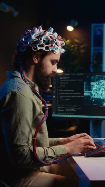 Engenheiro Vídeo Vertical Carregar Cérebro Para Ciberespaço Entrar Transe Tornar — Vídeo de Stock
